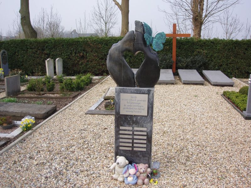 Foto van het monument, geplaatst als herinnering aan het doodgeboren kind
